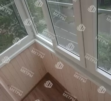 Остекление и отделка балкона деревянной вагонкой