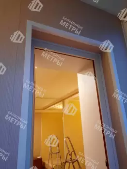 Отделка балкона панелями ПВХ и ламинат и установка кованого настенного плафона