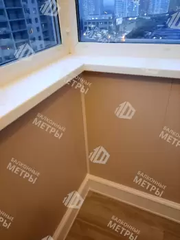 Отделка балкона панелями ПВХ и ламинат и установка кованого настенного плафона