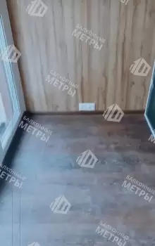 Панорамное остекление балкона и отделка ламинатом и панелями ПВХ