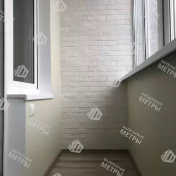 Отделка балкона декоративным камнем, ламинат и натяжной потолок